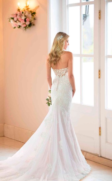 Stella York Wedding Dress 6814, Fitted lace wedding dress with sweetheart neckline.  Romantic  fit and flare Stella York designs at Blessings Wedding Dress shop Brighton, E, Sussex. BN1 5GG. Telephone: 01273 505766